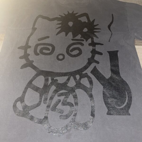 hello bong kitty corazón tee