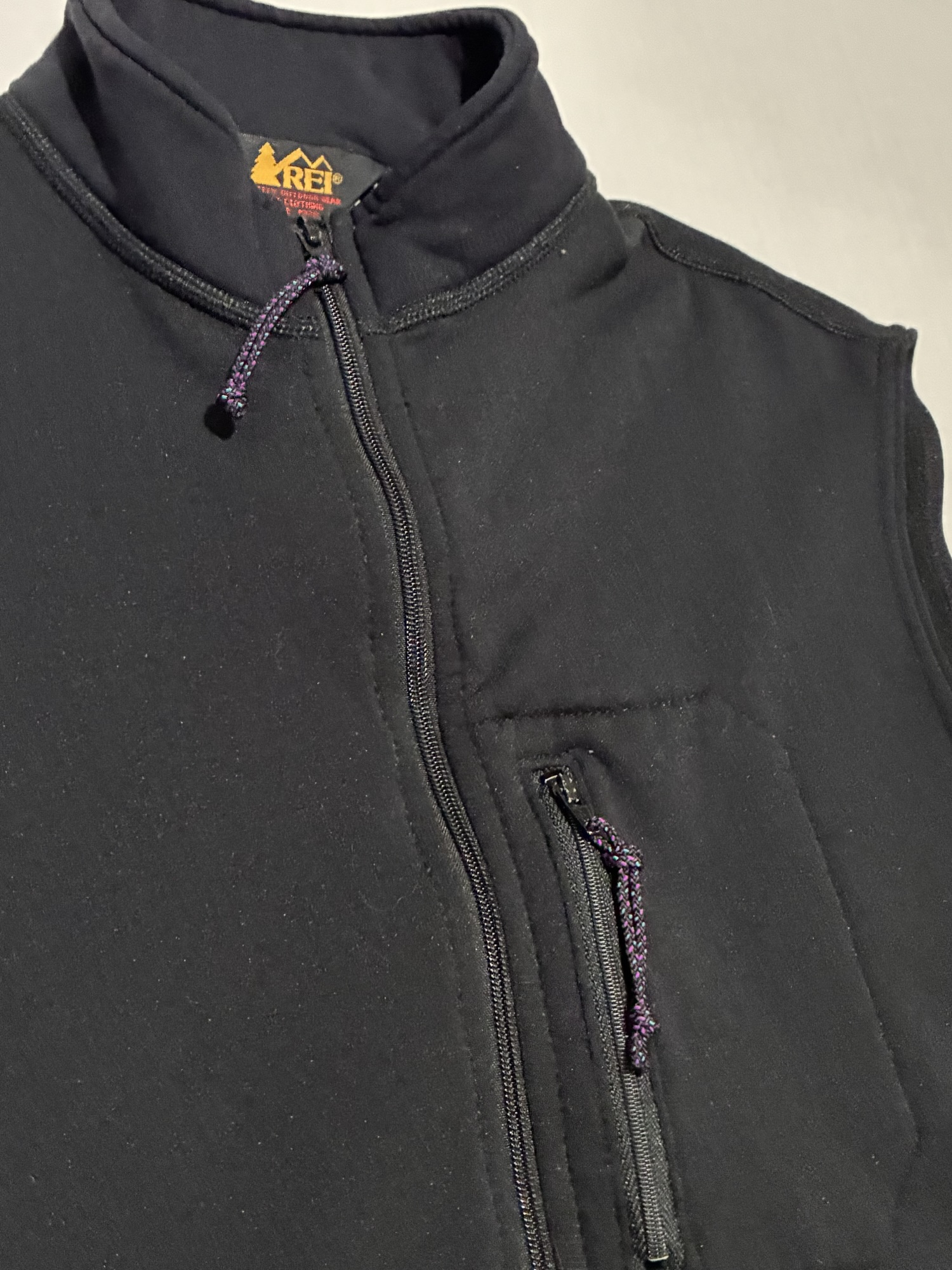 rei vest
