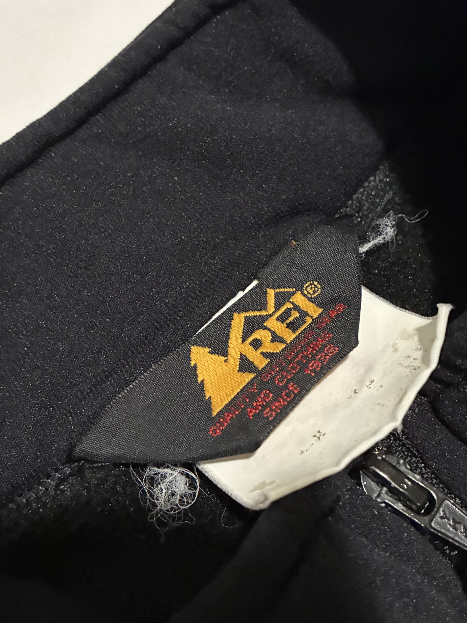 rei vest